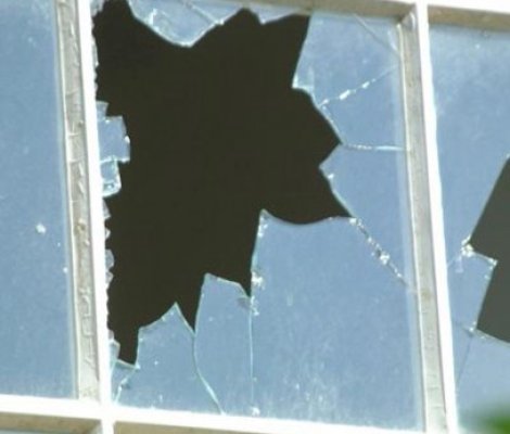 S-au pus pe vandalizat: au spart geamuri şi au distrus garduri